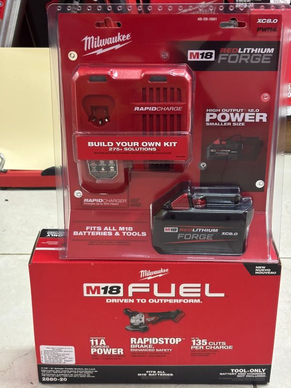 KIT BATERIA FORGE DE 8.0 A CON CARGADOR RAPIDO M12 Y M18 [48591881] + ESMERILADORA FUEL [2880-20]